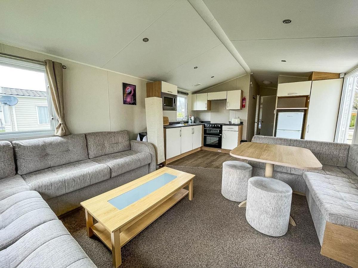 Caravan At Suffolk Sands Holiday Park With Decking And Wifi Ref 45023A Felixstowe Exterior foto